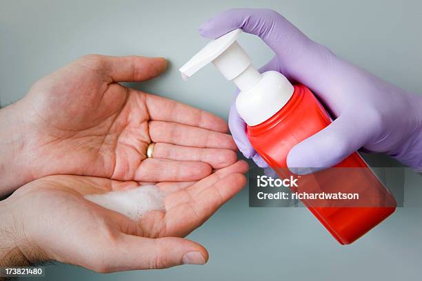 Mano Sanitizer Foto de stock y más banco de imágenes de Hospital - Hospital, Antihigiénico, Antiséptico