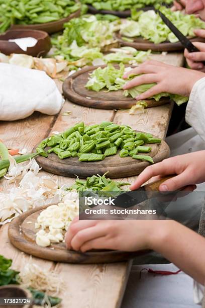 Wenches Preparar La Comida Foto de stock y más banco de imágenes de Adulto - Adulto, Aire libre, Ajo