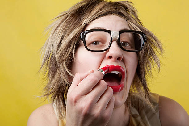 caixa-de-óculos a pôr batom - ugliness women humor lipstick imagens e fotografias de stock
