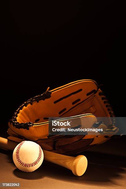 Bild Von Einem Baseballhandschuh Schläger Und Ball Stockfoto und mehr Bilder von Baseball