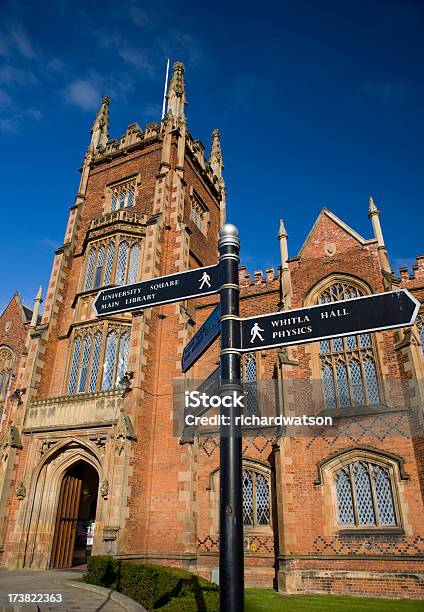 Foto de Queens University Belfast Irlanda Do Norte e mais fotos de stock de Biblioteca - Biblioteca, Irlanda do Norte, Arco - Característica arquitetônica