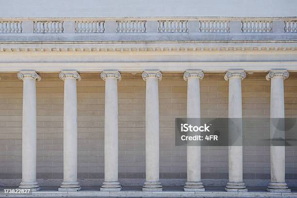 Colonne Ioniche Di Un Portico - Fotografie stock e altre immagini di Colonna architettonica - Colonna architettonica, Stile classico romano, Ionico