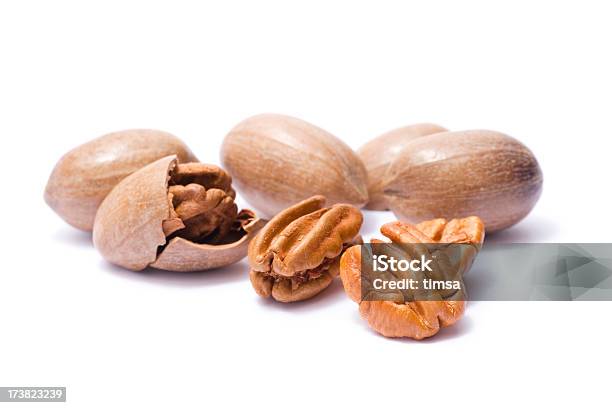 Nozes Pecans Em Suas Conchas - Fotografias de stock e mais imagens de Noz Pecan - Noz Pecan, Fruto Seco, Figura para recortar