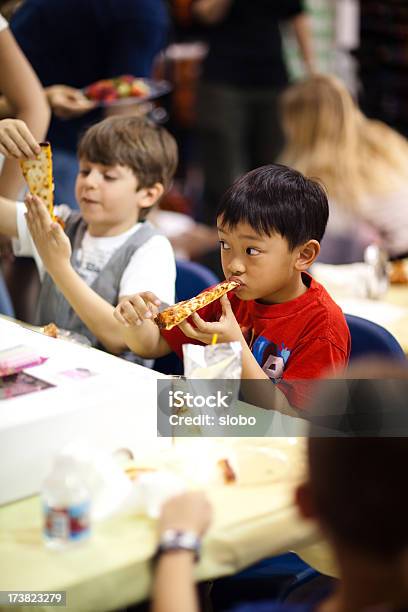 Bambini Mangiando Pizza A Una Festa Di Compleanno - Fotografie stock e altre immagini di Party - Party, Pizza, Ristorante