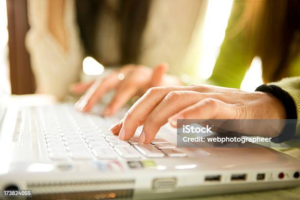 Pisania Na Laptopa - zdjęcia stockowe i więcej obrazów Biznes - Biznes, Biznesmenka, Czynność