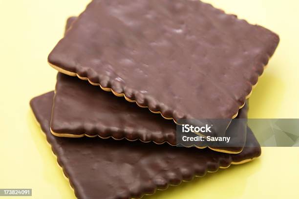 Biscotti Con Cioccolato - Fotografie stock e altre immagini di Alimentazione non salutare - Alimentazione non salutare, Assaggiare, Biscotto con gocce di cioccolato