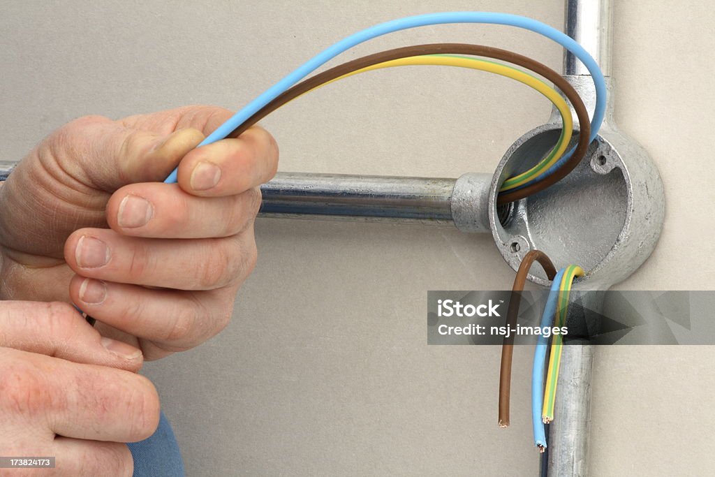 Elektriker installieren Kabel. - Lizenzfrei Arbeiten Stock-Foto