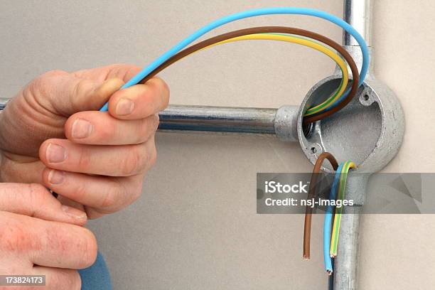 Elektriker Installieren Kabel Stockfoto und mehr Bilder von Arbeiten - Arbeiten, Elektriker, Elektrizität