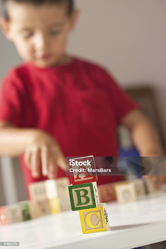 Petit garçon avec jouet en bois blocs ABC - Photo de 2-3 ans libre de droits