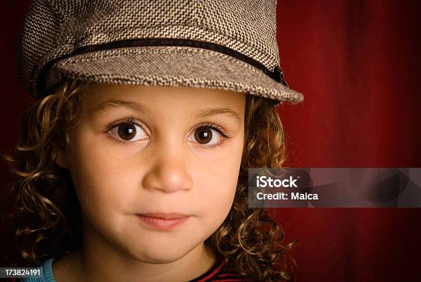 Süßes Mädchen Stockfoto und mehr Bilder von 6-7 Jahre - 6-7 Jahre, Blick in die Kamera, Braune Augen
