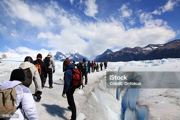 Группа Прогулки На Perito Moreno Glacier Патагонии Аргентина — стоковые фотографии и другие картинки Альпинистские кошки