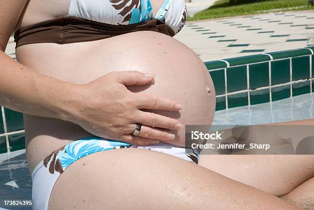 Incinta In - Fotografie stock e altre immagini di Accudire - Accudire, Acqua, Addome