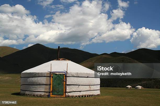 Ger Tiendas Y Mongolia Foto de stock y más banco de imágenes de Cultura de Mongolia - Cultura de Mongolia, Yurta, Aire libre