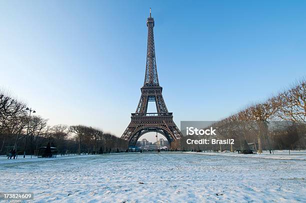 Torre Eiffel - Fotografias de stock e mais imagens de Inverno - Inverno, Torre Eiffel, Branco