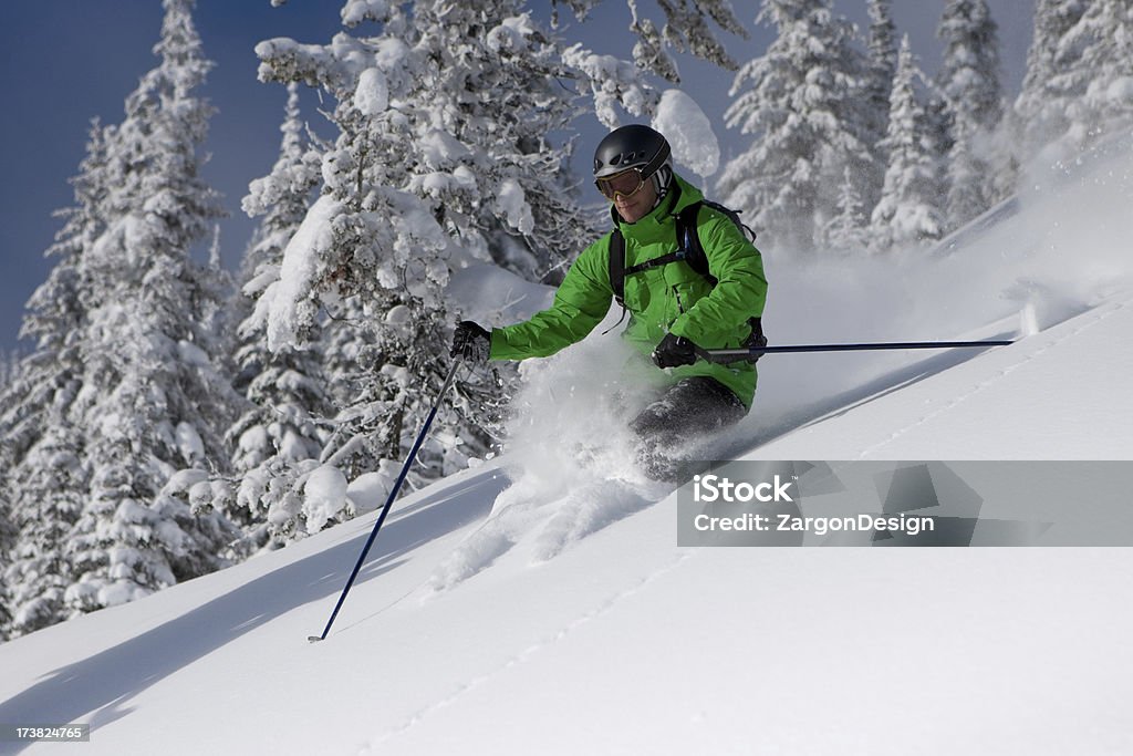 Pratique du ski dans la poudreuse - Photo de Canada libre de droits