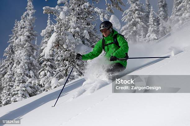 Photo libre de droit de Pratique Du Ski Dans La Poudreuse banque d'images et plus d'images libres de droit de Canada - Canada, Casque, Casque de moto