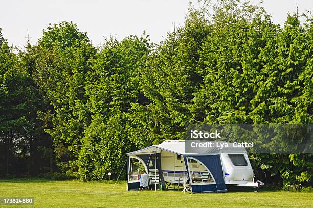 Campingsite 25 Xl - トラベルトレーラーのストックフォトや画像を多数ご用意 - トラベルトレーラー, カラー画像, キャンプする