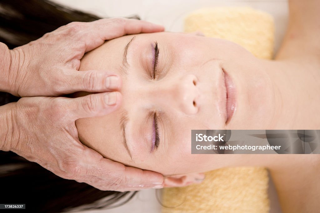 Massagem de Cabeça - Foto de stock de Adulto royalty-free