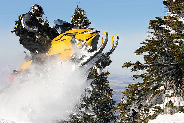 nieve y trineos - motoesquí fotografías e imágenes de stock