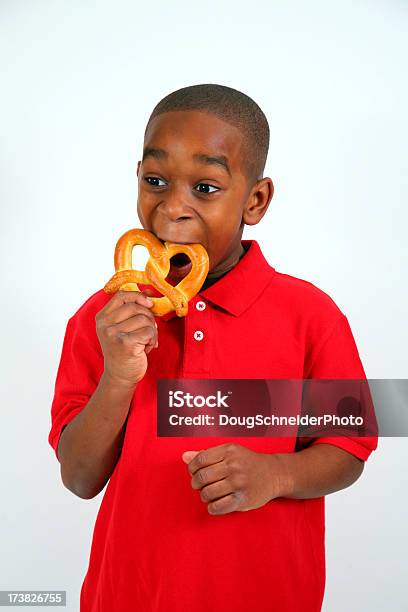 Africanamerican Junge Isst Breze Stockfoto und mehr Bilder von Kind - Kind, Breze, Essen - Mund benutzen