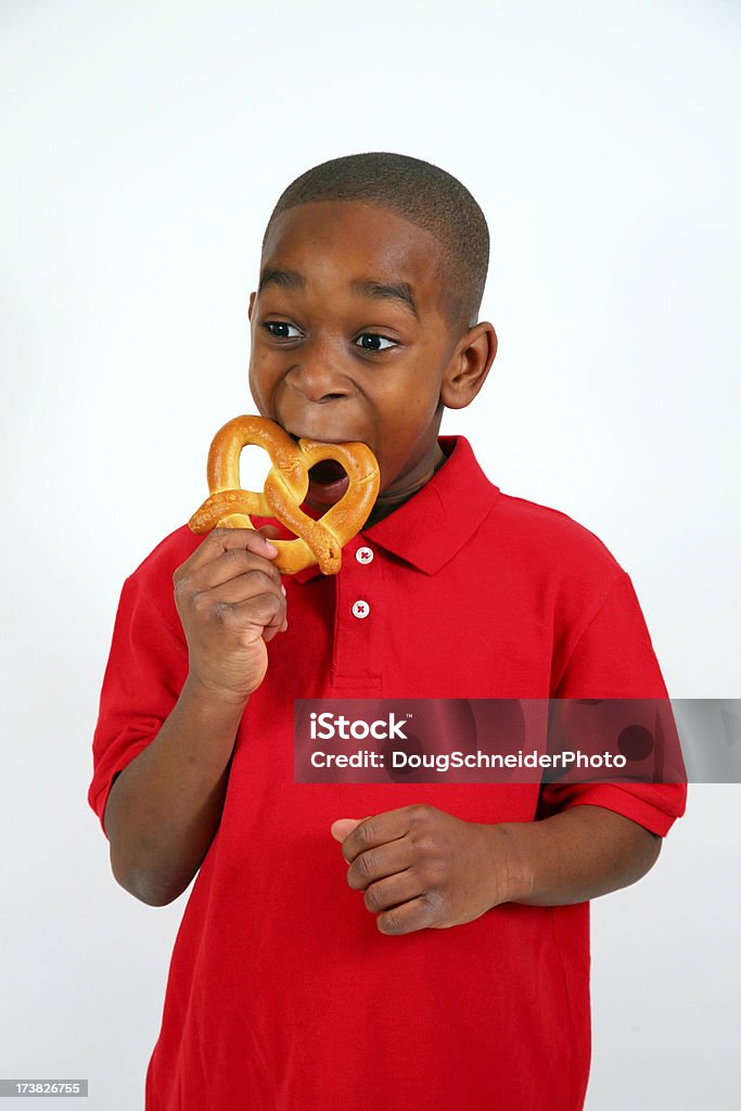 Afroamericano niño comiendo Pretzel - Foto de stock de Niño libre de derechos