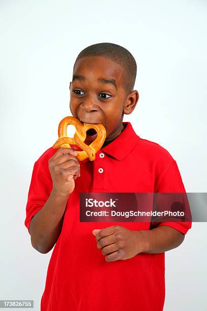 Afroamericano Niño Comiendo Pretzel Foto de stock y más banco de imágenes de Niño - Niño, Pretzel, Comer