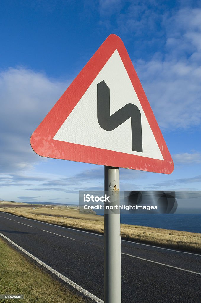 Señal'bends ahead' - Foto de stock de Azul libre de derechos