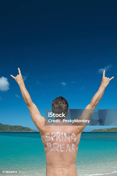 Wiosenne Wakacje Facet Rozbujania Karaibska Plaża - zdjęcia stockowe i więcej obrazów Brzeg wody - Brzeg wody, Dorosły, Dłoń rogata