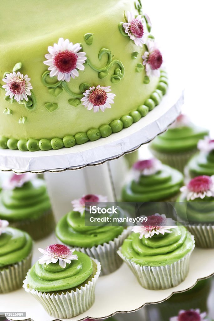 Tè verde e cupcake a strati - Foto stock royalty-free di Dolce