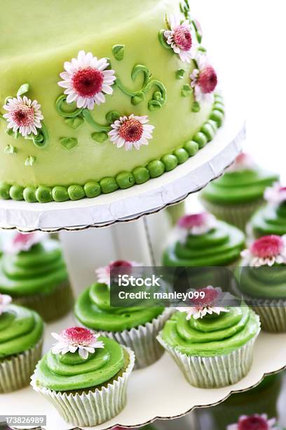 Tè Verde E Cupcake A Strati - Fotografie stock e altre immagini di Dolce - Dolce, Scontornabile, Dessert