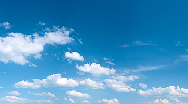 el blue sky panorama 43mpix-xxxxl tamaño - azul fotografías e imágenes de stock