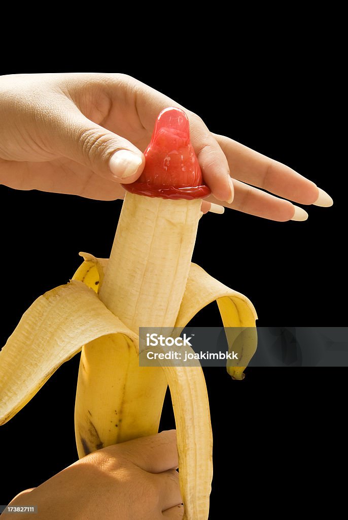 Banana i prezerwatywa z Ścieżka odcinania na czarny backgorund - Zbiór zdjęć royalty-free (AIDS)
