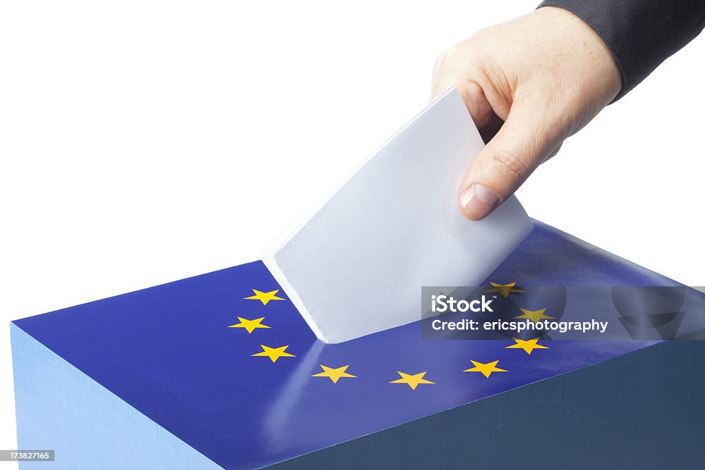 Masculino mão ao inserir eleições a UE urnas - Foto de stock de Eleição royalty-free