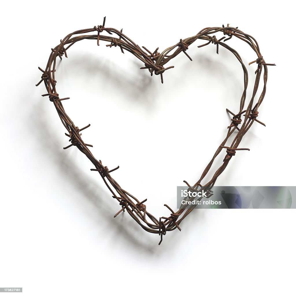 Колючая проволока сердце на белом - Стоковые фото Символ сердца роялти-фри