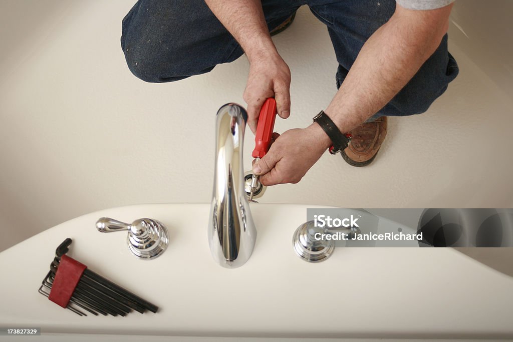 Fontanero fijar una bañera - Foto de stock de Fontanero libre de derechos