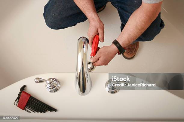 Fontanero Fijar Una Bañera Foto de stock y más banco de imágenes de Fontanero - Fontanero, Reparar, Baño