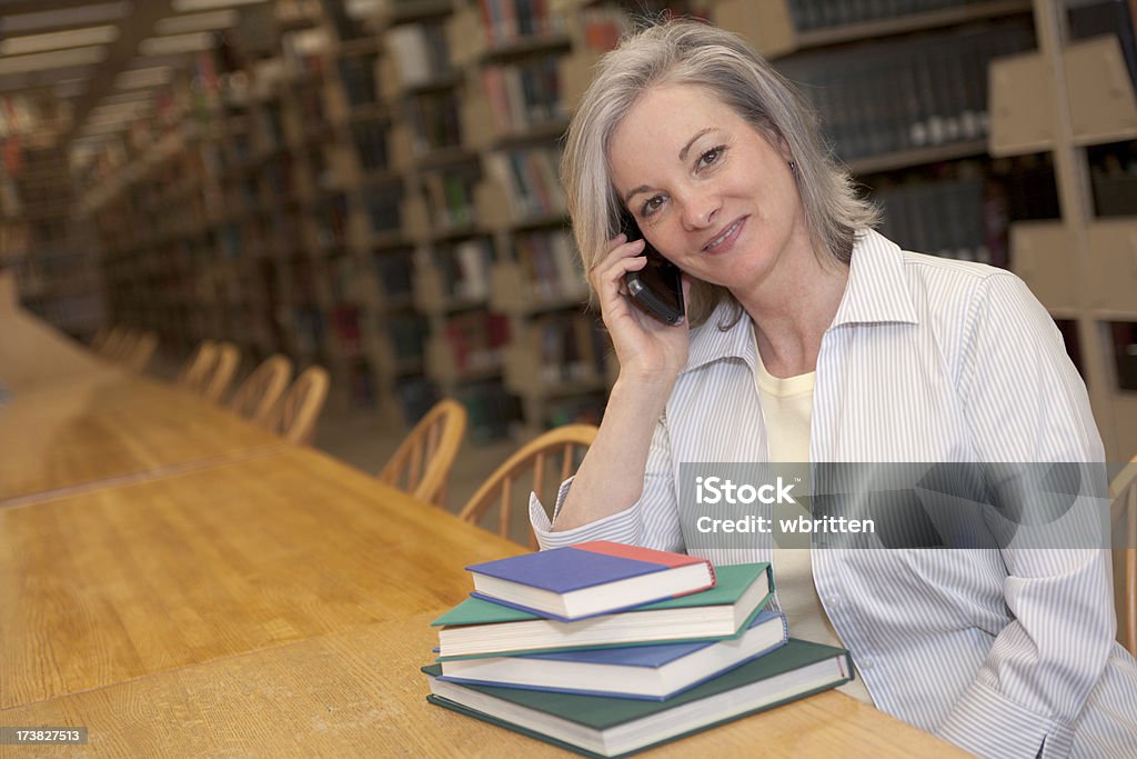 Mujer en la biblioteca serie (XXL - Foto de stock de 45-49 años libre de derechos