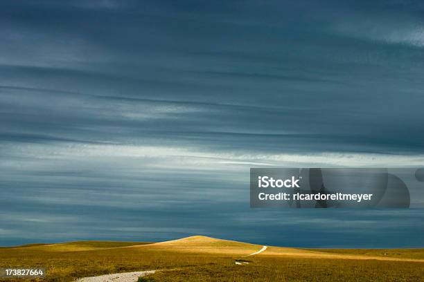 Espectacularmente Iluminado Kansas Praire Paisaje Con País Aislado Road Foto de stock y más banco de imágenes de Amarillo - Color