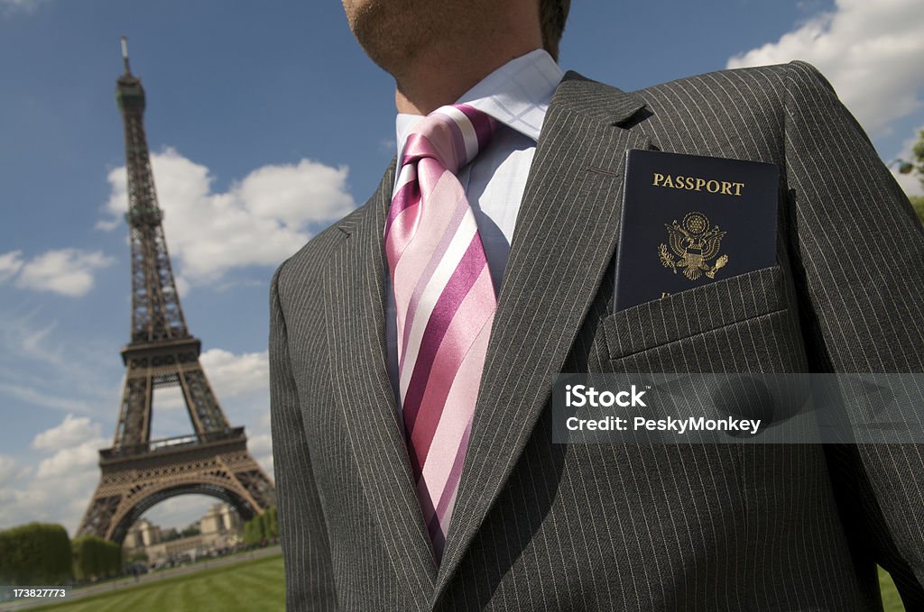 Podróżujących biznesmen z paszportu z przodu wieży Eiffla - Zbiór zdjęć royalty-free (Białe kołnierzyki)
