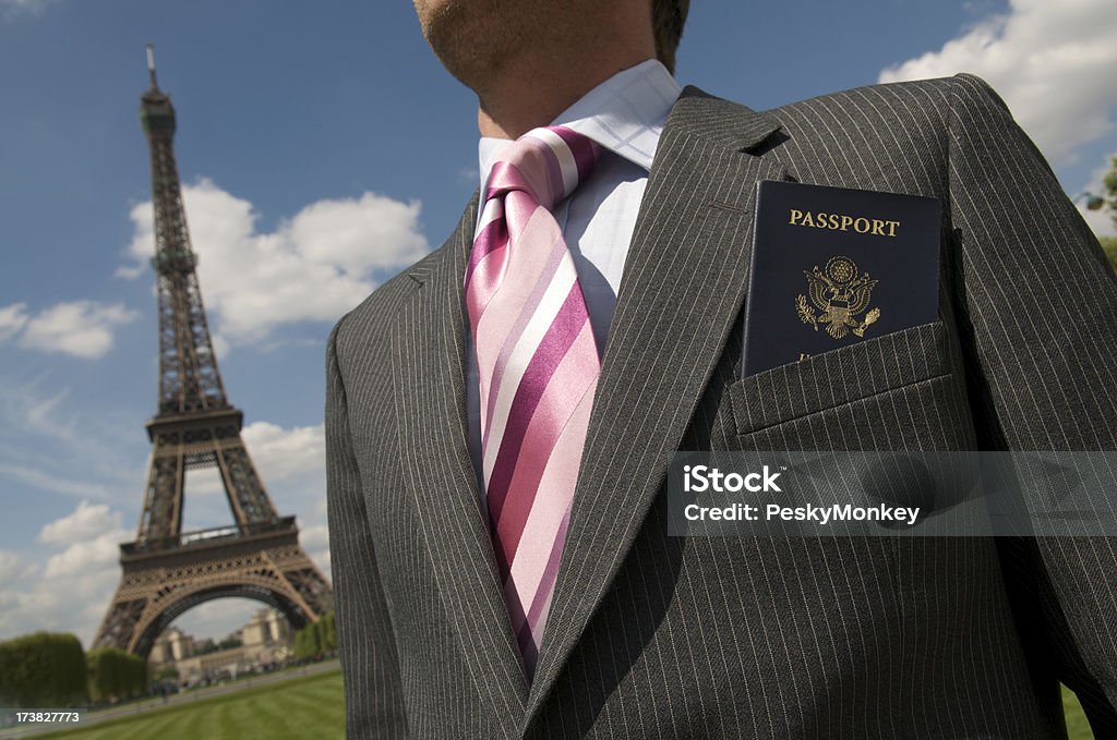 Поездки бизнесмен с Passport in front of Eiffel Tower - Стоковые фото Башня роялти-фри