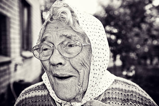 szczęśliwy starszy dama - aging process affectionate vitality awe zdjęcia i obrazy z banku zdjęć