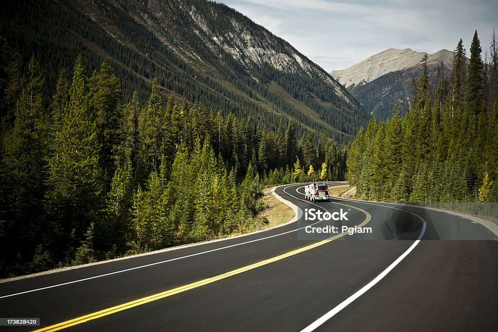 Estrada através das Montanhas - Royalty-free Alberta Foto de stock