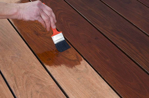 tinción de patio terraza de madera - wood deck wood stain paint fotografías e imágenes de stock