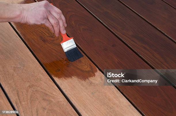 Staining Bordo Piscina Patio In Legno - Fotografie stock e altre immagini di Terrazza in legno - Terrazza in legno, Macchiato, Mordente