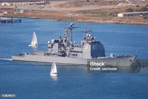 Moderna Navio De Guerra Deixando A Porta - Fotografias de stock e mais imagens de Contratorpedeiro - Contratorpedeiro, Marinha Americana, Marinha