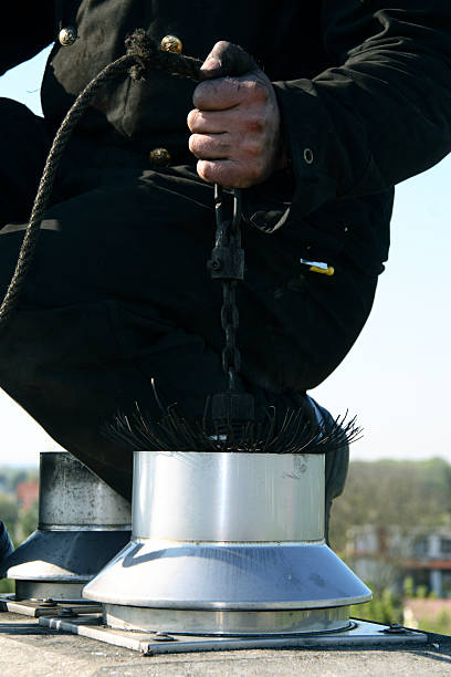 primo piano di una spazzacamino sul tetto - chimney sweeping foto e immagini stock