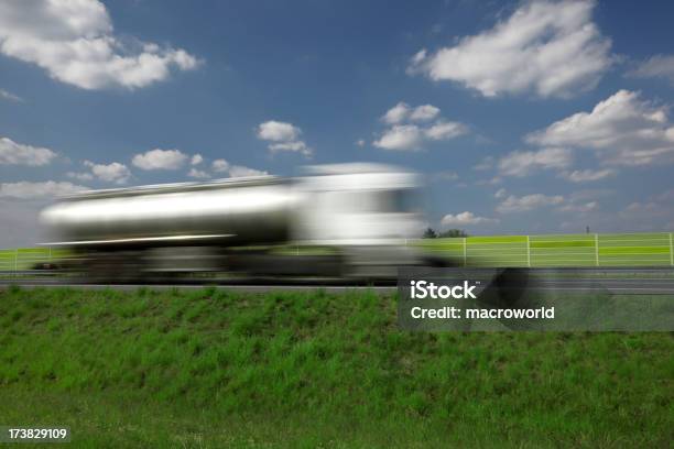 Photo libre de droit de Ciel Bleu Sur Blanc Camion banque d'images et plus d'images libres de droit de Camion de transport de lait - Camion de transport de lait, Poids lourd, Activité