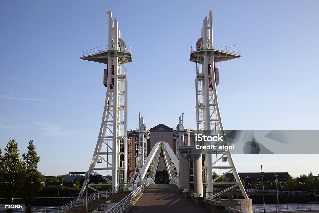 El Millenium Bridge con cielo azul - Foto de stock de Abstracto libre de derechos