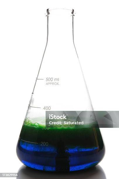 Bunte Schäumenden Chemische Reaktion In Glaskolben Stockfoto und mehr Bilder von Chemie - Chemie, Chemikalie, Chemische Reaktion