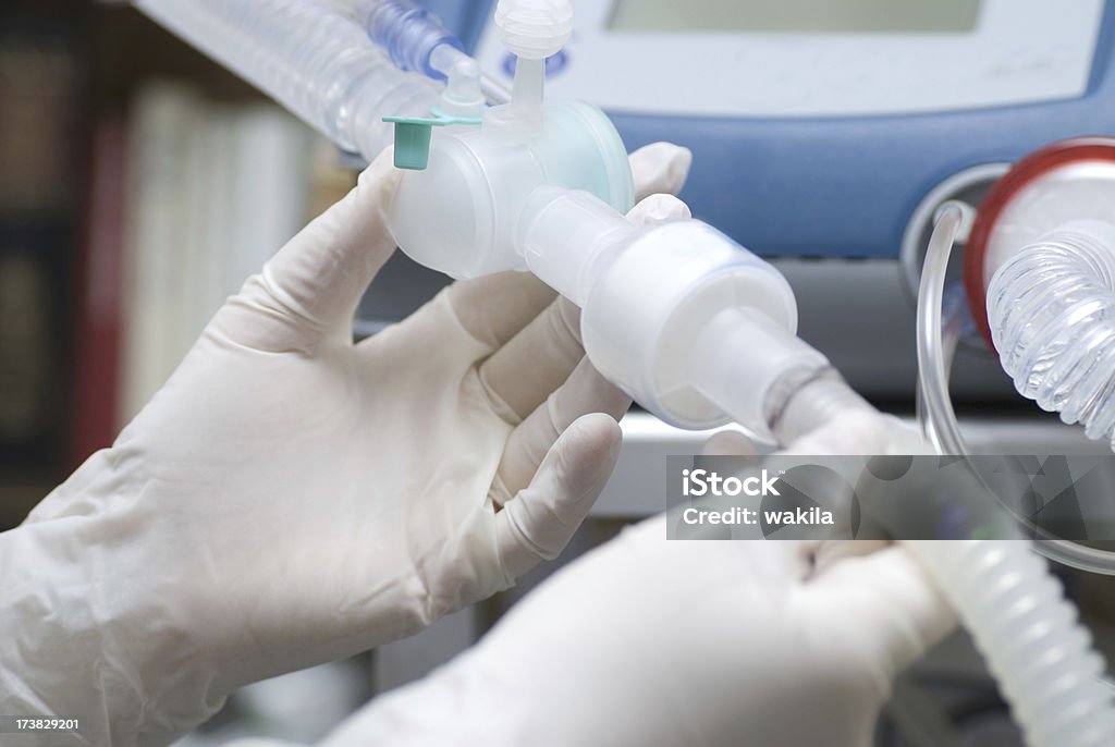 Preparar tubo flexível na clínica-respirar assistência - Royalty-free Entubar Foto de stock